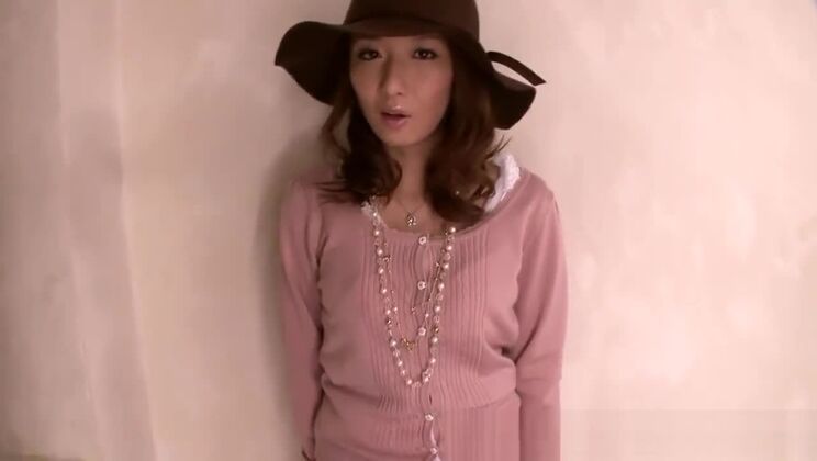 Una ragazza giapponese viene scopata da dietro e poi riceve enormi sborrate