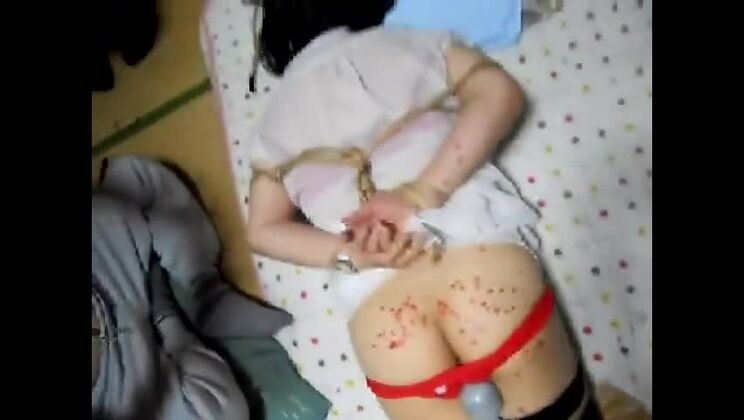 Vibrazioni e giochi di cera per Fujiko legata con la corda