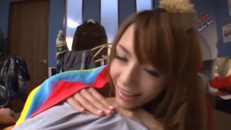 Una splendida ragazza asiatica lecca il corpo di un ragazzo a letto