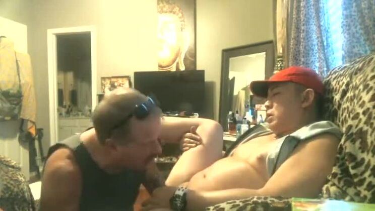 GRANDPA HA BISOGNO DI UN CAZZO E ANCHE DI SPERMA :)