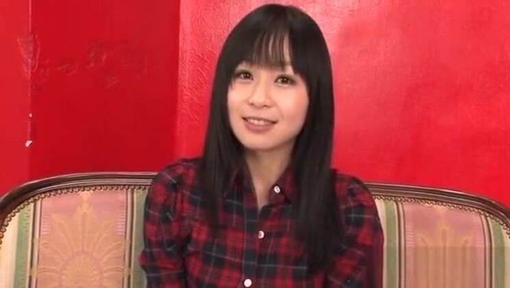 Una ragazza asiatica eccitata si bagna con un dildo.