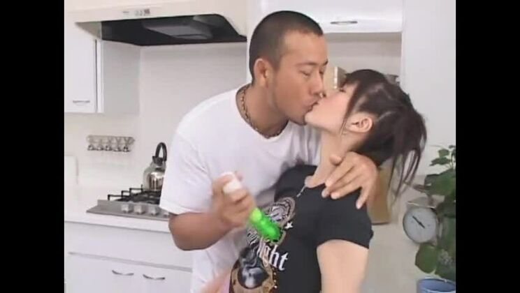 Ragazza giapponese esotica in un incredibile primo piano, clip JAV