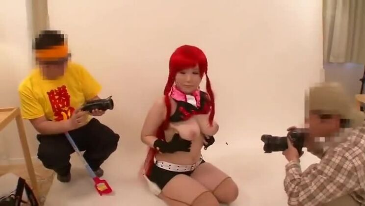 Ragazza giapponese dolce ha ricevuto una comshot direttamente in bocca