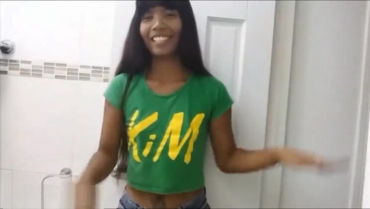 HD La piccola adolescente thailandese Heather Deep fa sesso orale profondo in posizione sdraiata