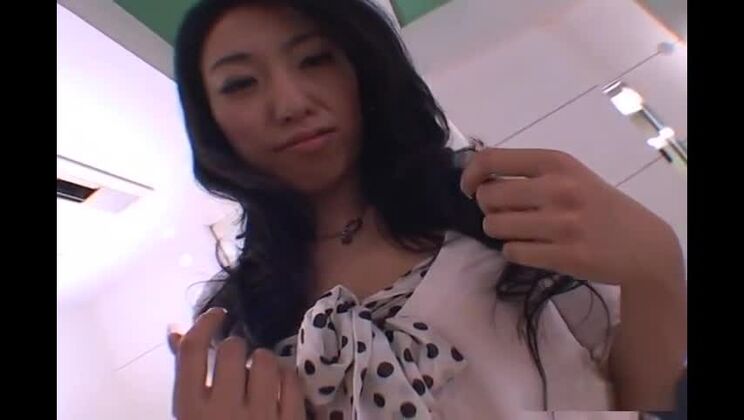 Intervista sexy a Ozawa Chris che lecca la figa pelosa