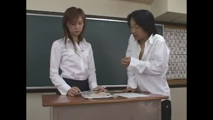 La pazza ragazza giapponese Moe Kimijima nel miglior video JAV di gangbang con dildo e giocattoli.