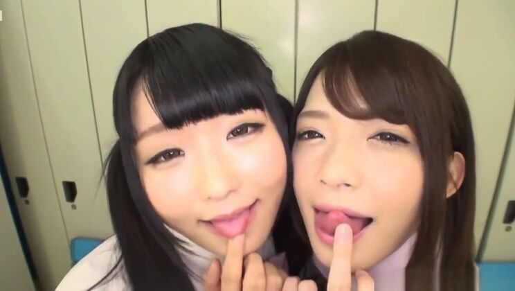 Una superba scena a tre che culmina in un'eiaculazione finale.