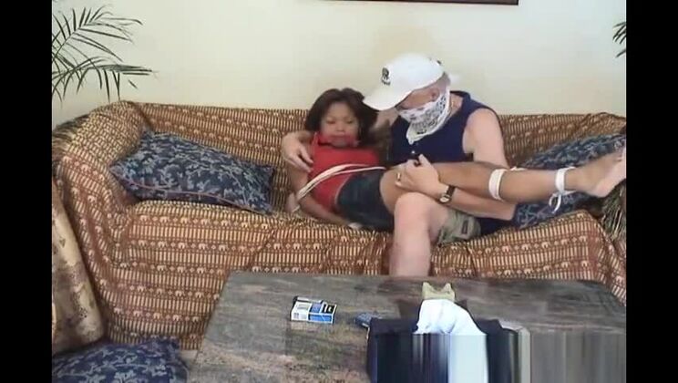 Adolescente asiatica legata e palpeggiata dal vecchio gangster