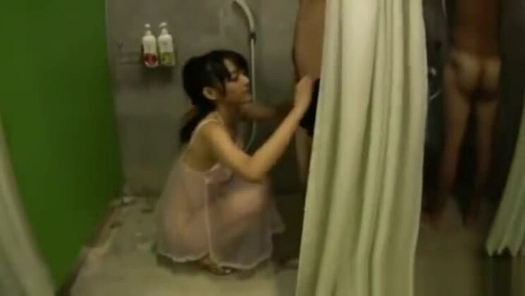 Shou si accarezza il pene sotto la doccia