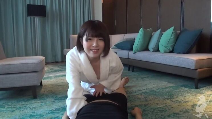 Giapponese adolescente molto carina cavalca