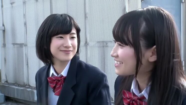 La ragazza giapponese più sexy in un incredibile video JAV lesbico ambientato in uno spogliatoio.