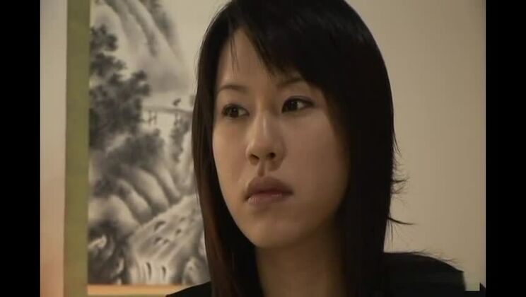 Sakura interpreta una casalinga che fa pompini e creampie