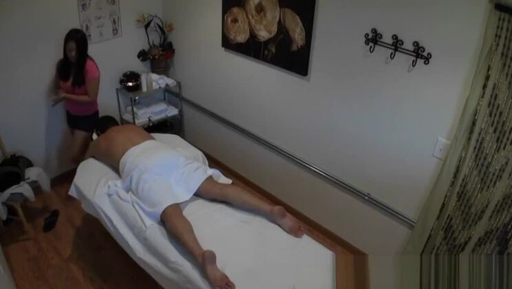 Una massaggiatrice giapponese dalle curve generose cavalca in stile cowgirl