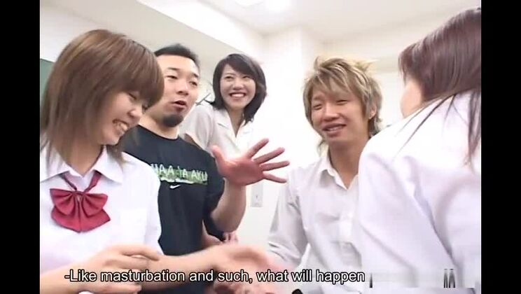 Adolescenti sfacciate che scopano a scuola