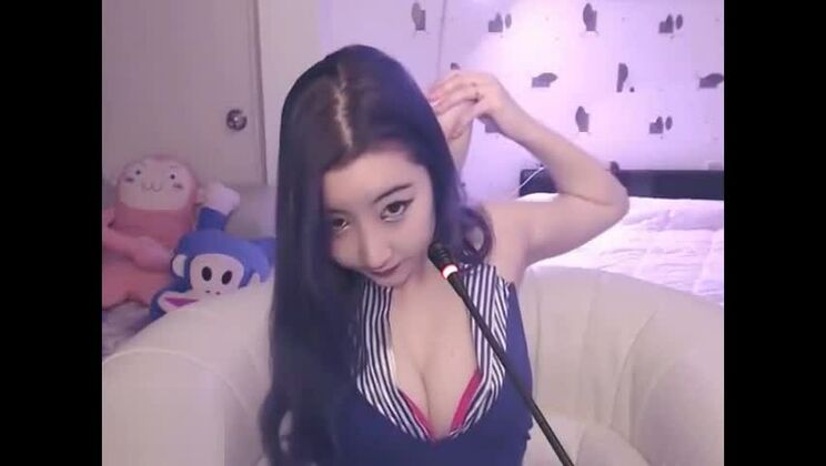 Bellezza asiatica sensuale e provocante in collant