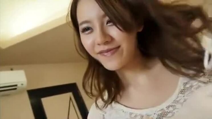 UNA BELLISSIMA DONNA GIAPPONESE CON LA MASCHERINA CHIRURGICA SUCCHIA IL CAZZO SOTTO LA MASCHERINA