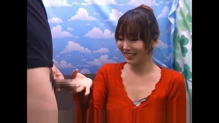 una bellissima e sexy ragazza giapponese stuzzica un ragazzo