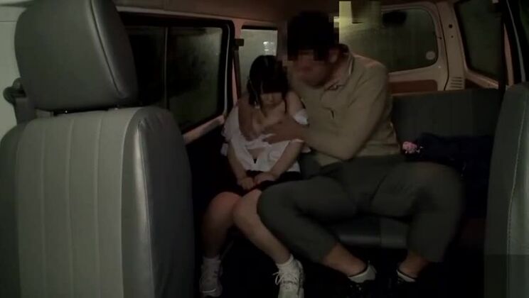 Adorabile giovane prostituta giapponese che partecipa a un fantastico porno di sesso orale in pubblico