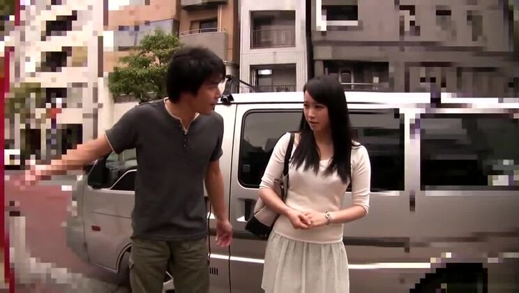 Una milf asiatica birichina adora il sesso in macchina e i pompini.