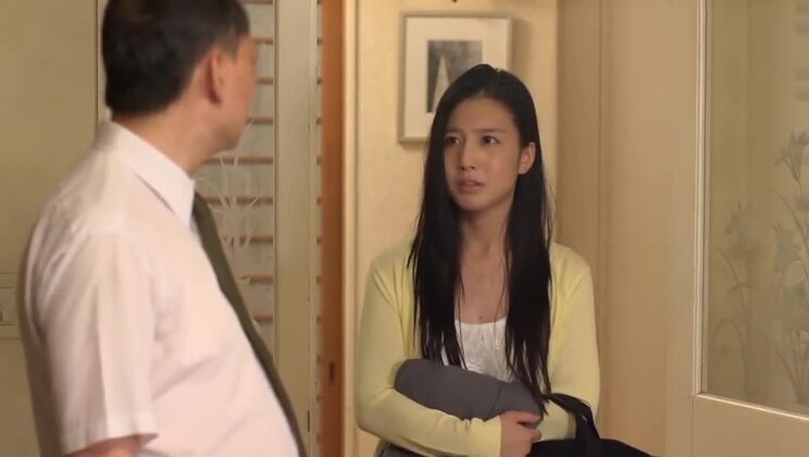 Grande ragazza giapponese in una scena JAV selvaggia guarda lo spettacolo