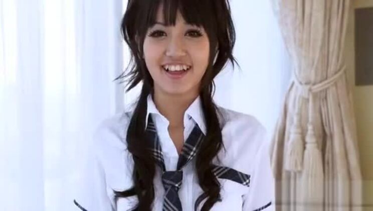 Adolescente si bagna la figa con due cazzi