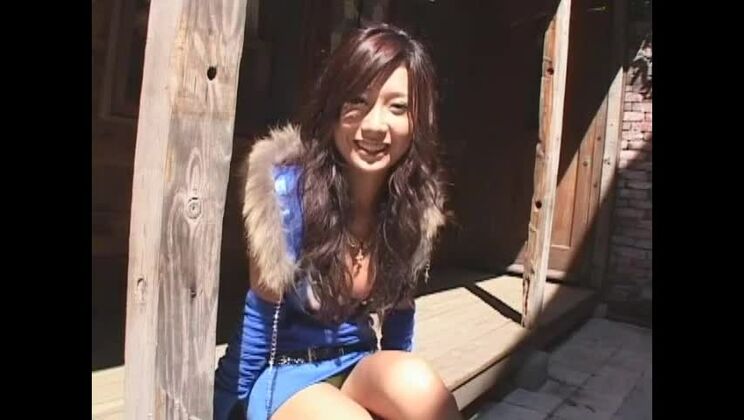 La favolosa modella giapponese Marina nel film JAV "Incredible Couple", in soggettiva.