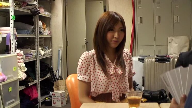 La puttana giapponese più sexy in una scena di sesso orale esotico e JAV con adolescenti.