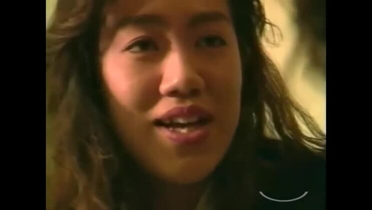 2 ragazze asiatiche guardano porno, si baciano, si succhiano i capezzoli, si leccano la figa in posizione 69 sul pavimento nella stanza