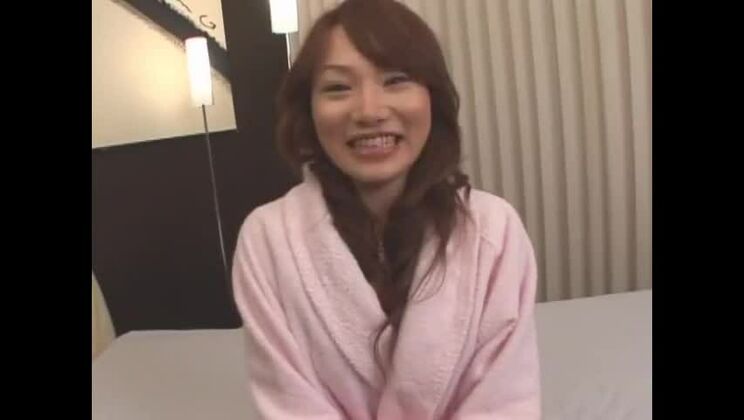 Favolosa modella giapponese in incredibili scene di threesome e masturbazione/onanii in un video JAV.