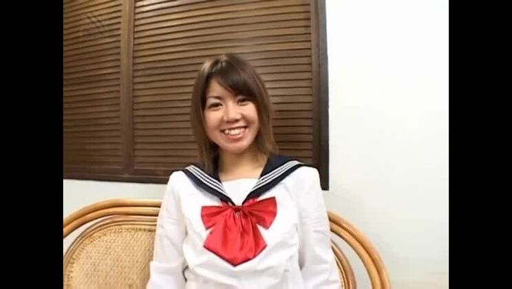 La giovane e sexy Ai Kazumi si masturba e succhia un cazzo fino a farsi venire.