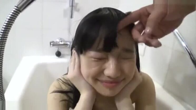 La ragazza sorridente e carina ama il grosso cazzo di papà