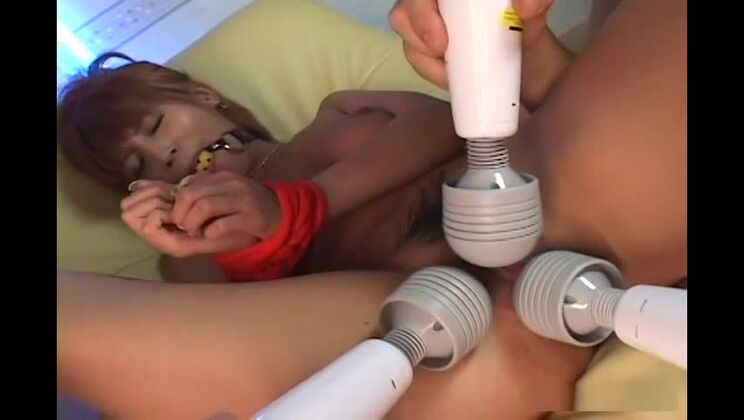 Azusa Isshiki si concede un caldo e cattivo bondage