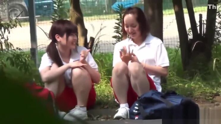 Asiatiche birichine che si toccano