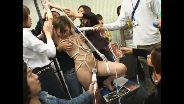 La pazza giapponese Mika Nakajou, Misaki Asoh e Aya Sakuraba in una favolosa scena JAV da segretaria.