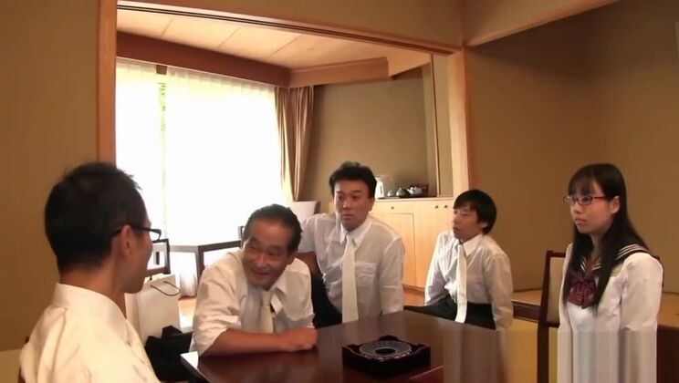 Ragazza asiatica dalle grandi tette con eiaculazione facciale