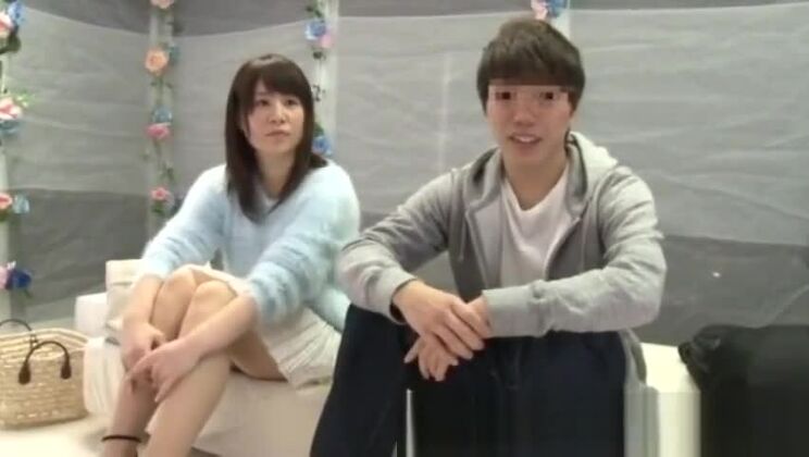 Giochi porno di coppia di adolescenti asiatici giapponesi nella stanza di vetro 32