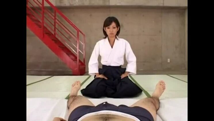 La prostituta giapponese più sexy in un video amatoriale di sesso orale esotico.