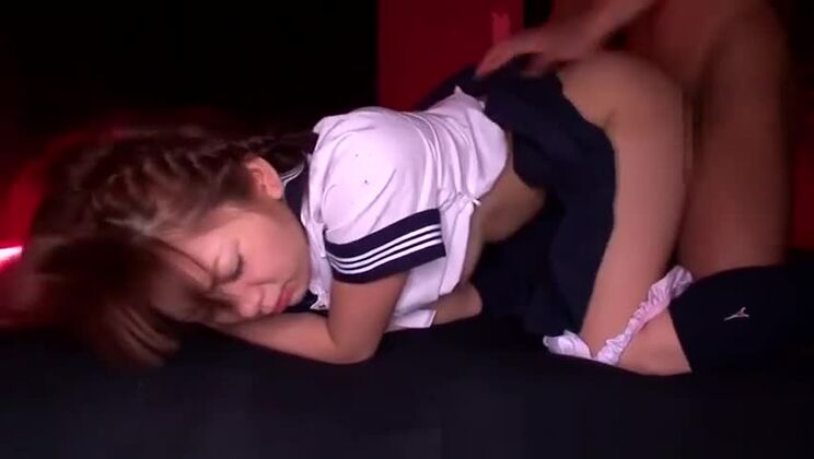 Timida studentessa giapponese scopata nella sua figa vergine