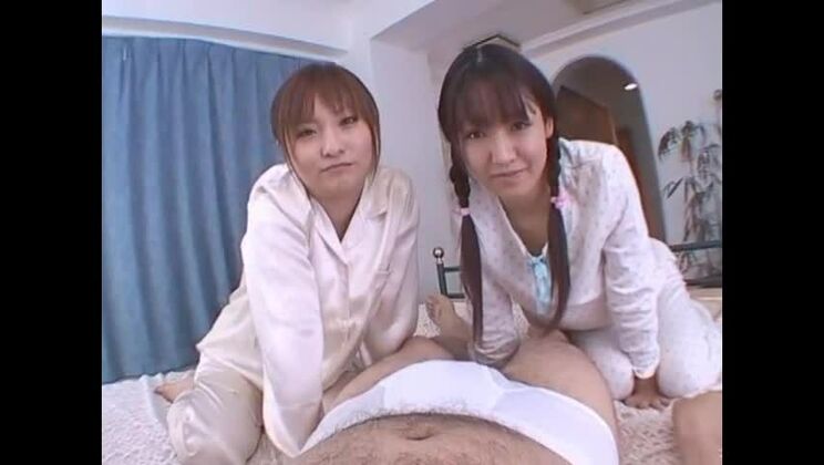 La splendida ragazza giapponese Rika Sonohara, Anna Kanzaki in una scena fetish di calze/pansuto.