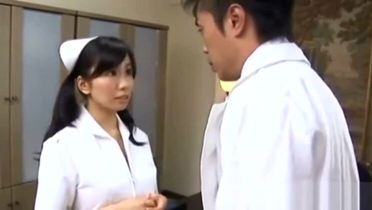 infermiera asiatica che fa sesso orale