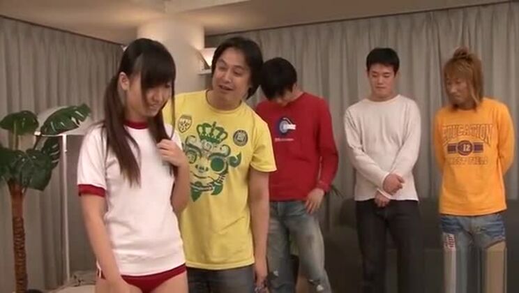 Due cazzi è ciò che questa adolescente ama succhiare