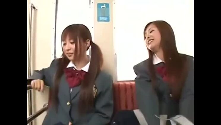 Scolara che bacia si fa strofinare le tette capezzoli succhiati da un'altra studentessa