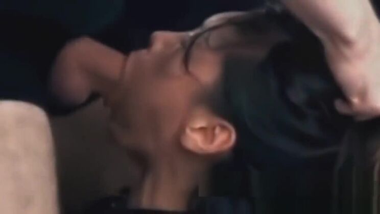 Adolescente asiatica sottomessa riempita nella bocca carina