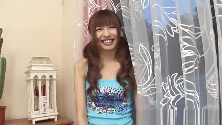 Una ragazza giapponese si china per farsi scopare