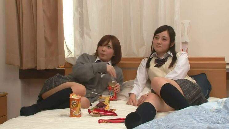 Scolarette giapponesi eccitate sessualmente guardando un video porno 02