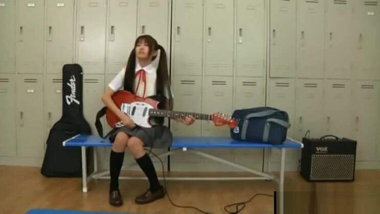 Una studentessa giapponese si fa leccare l'orecchio dall'insegnante.