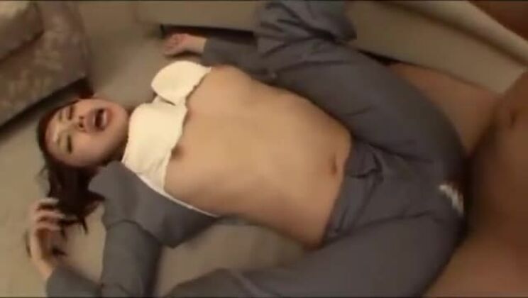 Una donna in ufficio si fa scopare la figa nei pantaloni mentre molti ragazzi le vengono in faccia e in bocca sul tappeto dell'hotel.