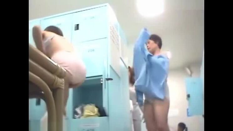 Video amatoriale di voyeurismo in bagno con videocamera portatile.