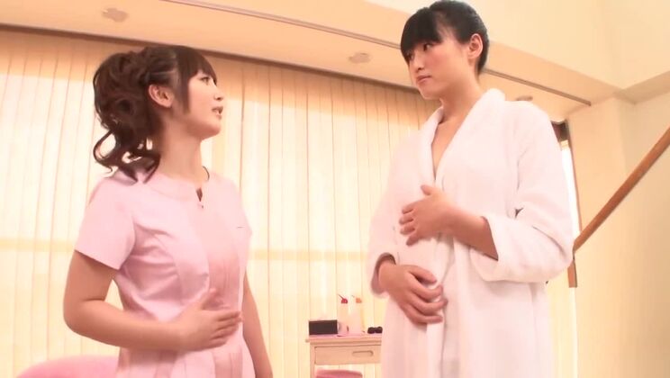 Affascinante lesbica asiatica Fuuka Nanasaki si diverte con la sua amica