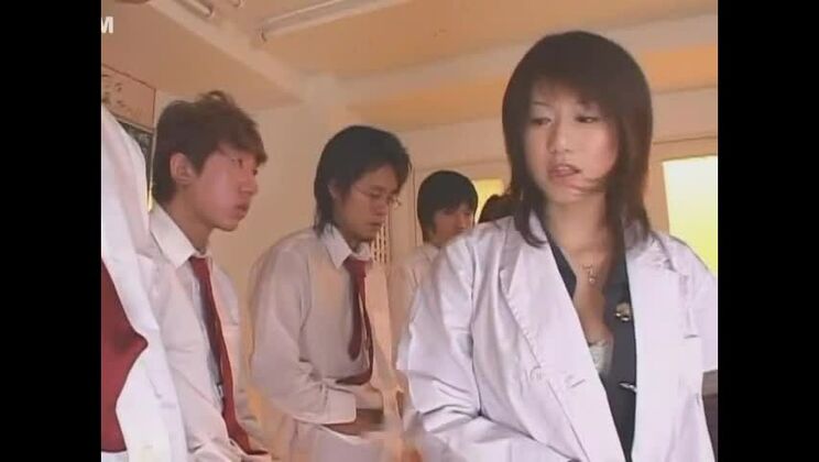 La migliore troia giapponese Momo Takai nel video JAV amatoriale più hot con gangbang.